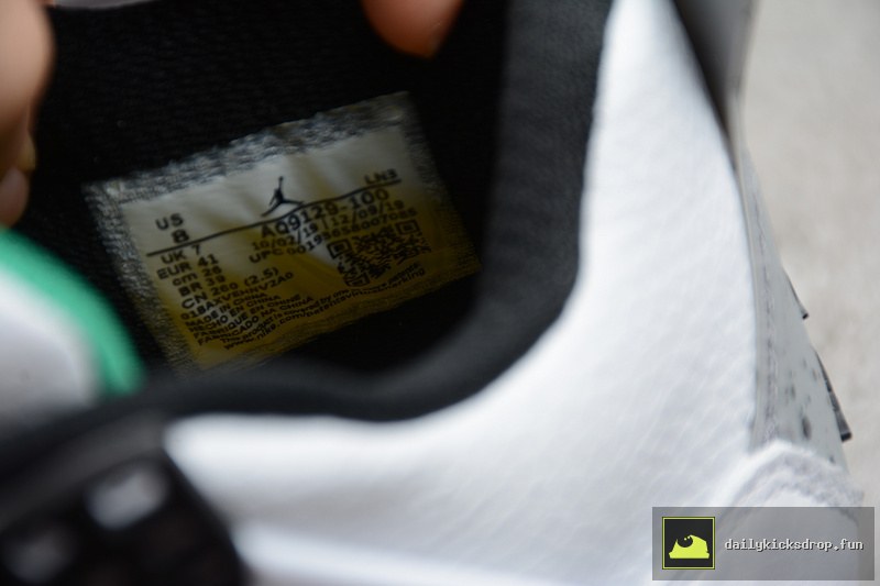 Air Jordan 4 Retro "Rasta" (6)