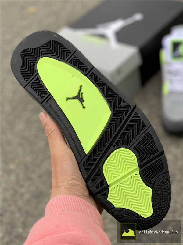 Air Jordan 4 Retro SE "Neon" (8)